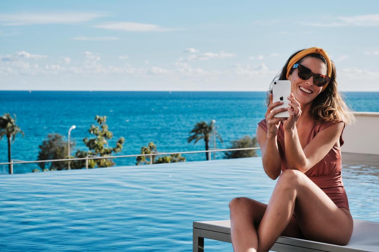 เอล ยอเรนซ์ ปาร์ก เดลา มาร์ Hotel ปัลมาเดมายอร์กา ภายนอก รูปภาพ A woman wearing a swimsuit