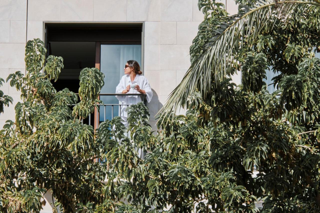เอล ยอเรนซ์ ปาร์ก เดลา มาร์ Hotel ปัลมาเดมายอร์กา ภายนอก รูปภาพ A woman on a balcony in Madrid, Spain