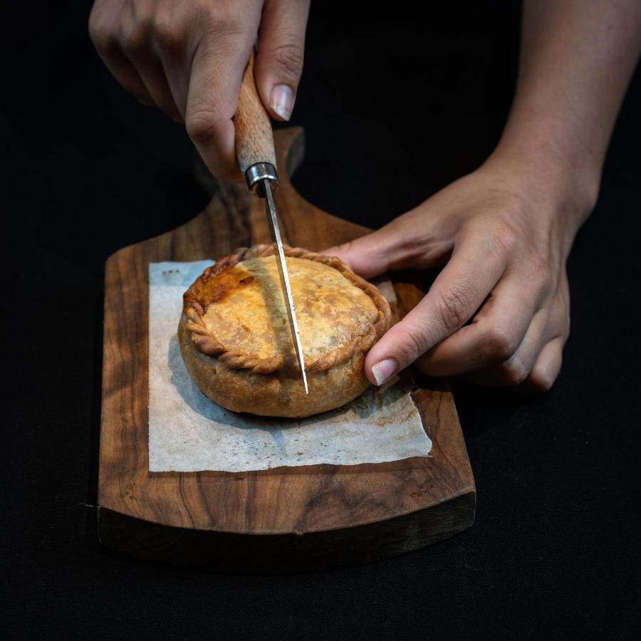 เอล ยอเรนซ์ ปาร์ก เดลา มาร์ Hotel ปัลมาเดมายอร์กา ภายนอก รูปภาพ A pork and apple pie being cut