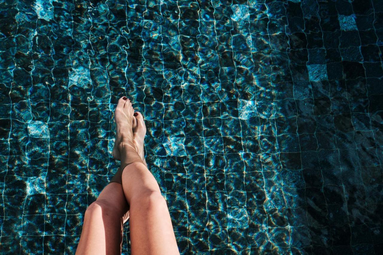 เอล ยอเรนซ์ ปาร์ก เดลา มาร์ Hotel ปัลมาเดมายอร์กา ภายนอก รูปภาพ A woman's feet in a swimming pool