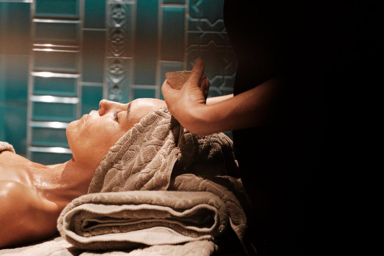 เอล ยอเรนซ์ ปาร์ก เดลา มาร์ Hotel ปัลมาเดมายอร์กา ภายนอก รูปภาพ A woman receiving a head massage