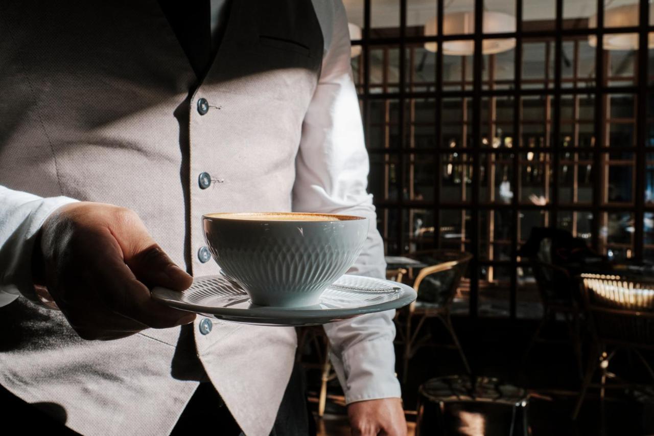 เอล ยอเรนซ์ ปาร์ก เดลา มาร์ Hotel ปัลมาเดมายอร์กา ภายนอก รูปภาพ A waiter serving coffee