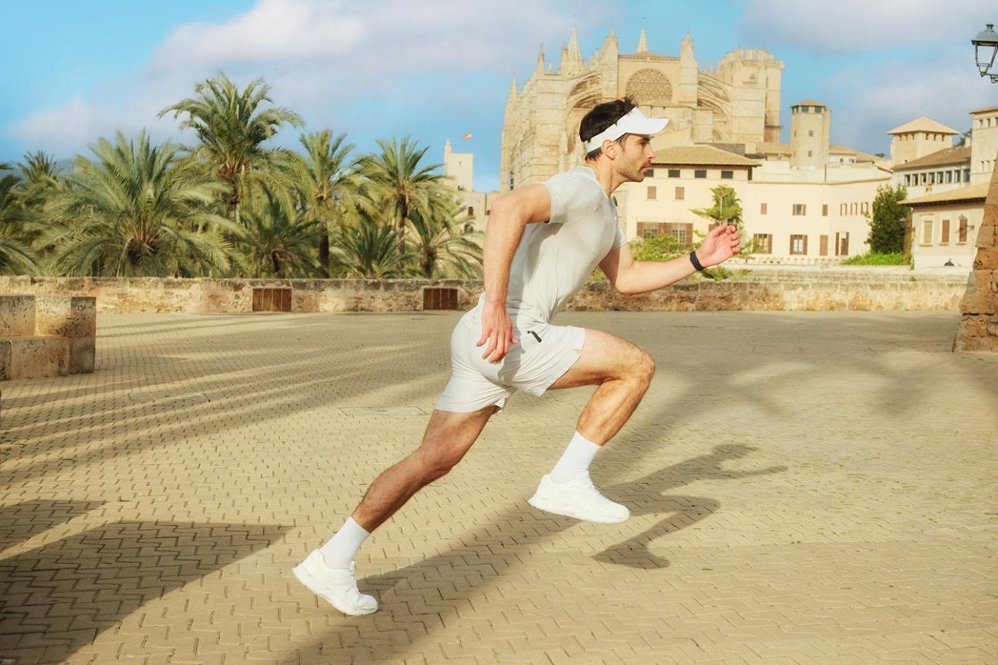 เอล ยอเรนซ์ ปาร์ก เดลา มาร์ Hotel ปัลมาเดมายอร์กา ภายนอก รูปภาพ A man running