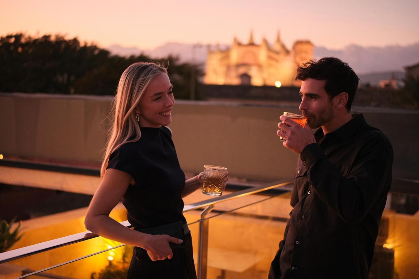 เอล ยอเรนซ์ ปาร์ก เดลา มาร์ Hotel ปัลมาเดมายอร์กา ภายนอก รูปภาพ A couple drinking cognac