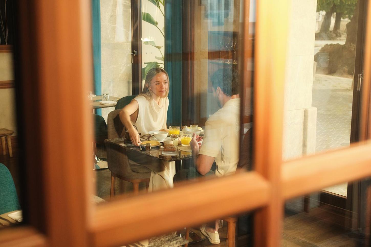เอล ยอเรนซ์ ปาร์ก เดลา มาร์ Hotel ปัลมาเดมายอร์กา ภายนอก รูปภาพ A woman eating at a restaurant in Tbilisi