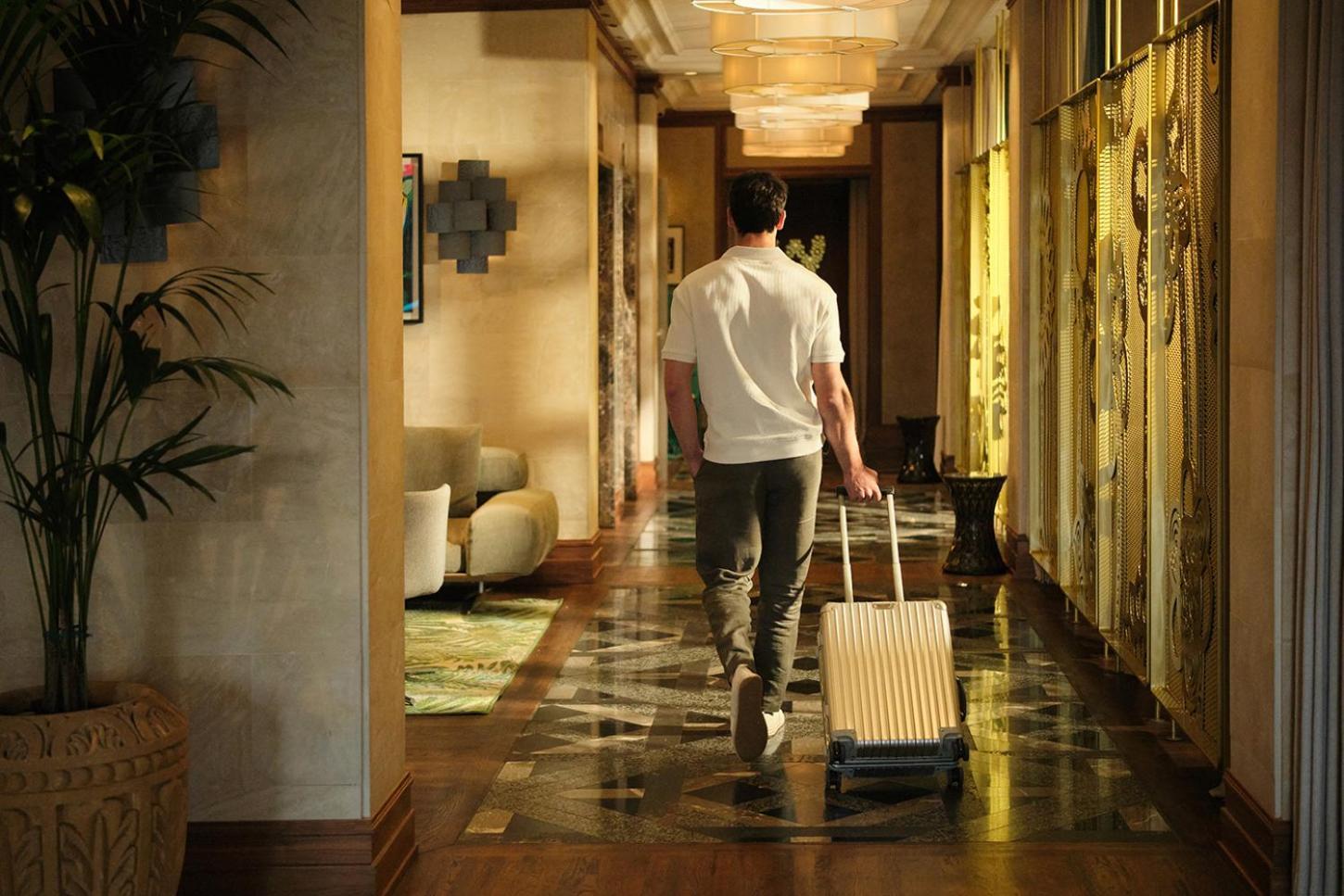 เอล ยอเรนซ์ ปาร์ก เดลา มาร์ Hotel ปัลมาเดมายอร์กา ภายนอก รูปภาพ A bellboy at work