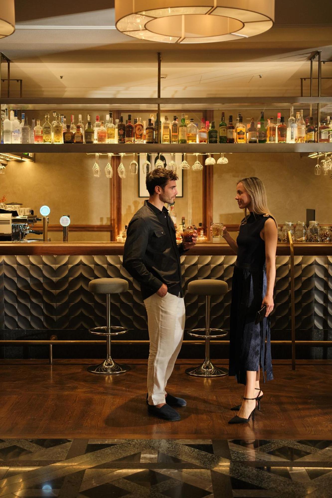 เอล ยอเรนซ์ ปาร์ก เดลา มาร์ Hotel ปัลมาเดมายอร์กา ภายนอก รูปภาพ The bar at the London Edition
