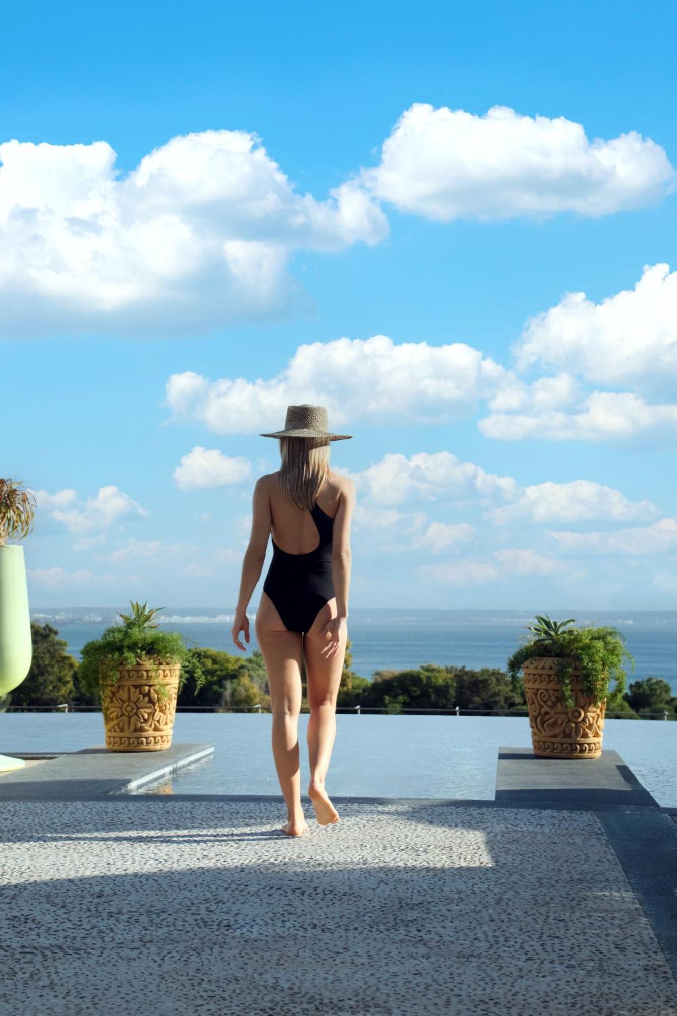 เอล ยอเรนซ์ ปาร์ก เดลา มาร์ Hotel ปัลมาเดมายอร์กา ภายนอก รูปภาพ A woman wearing a monokini