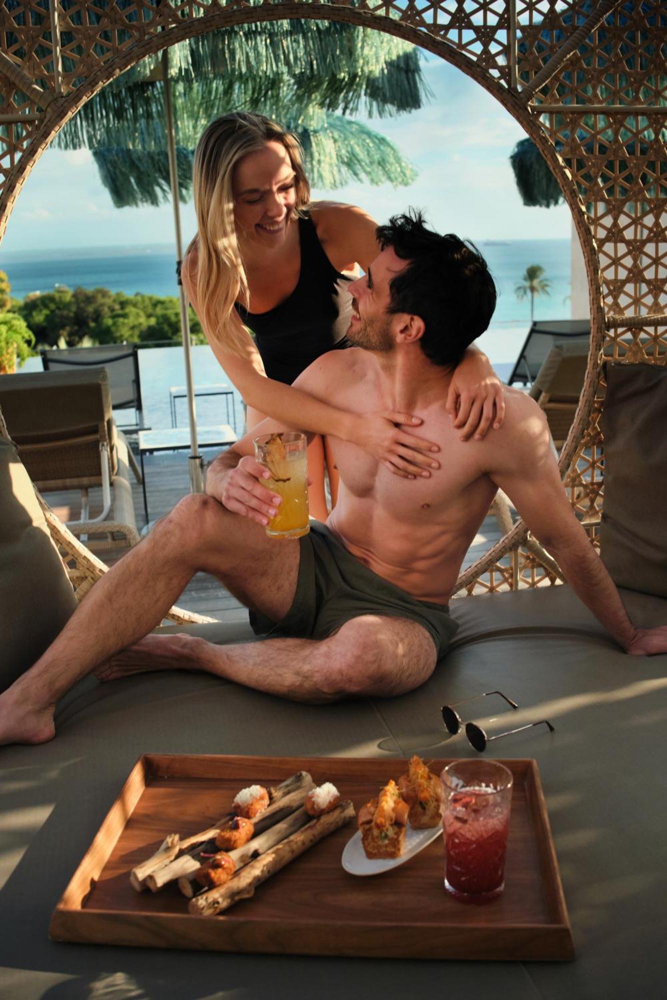 เอล ยอเรนซ์ ปาร์ก เดลา มาร์ Hotel ปัลมาเดมายอร์กา ภายนอก รูปภาพ A couple kissing