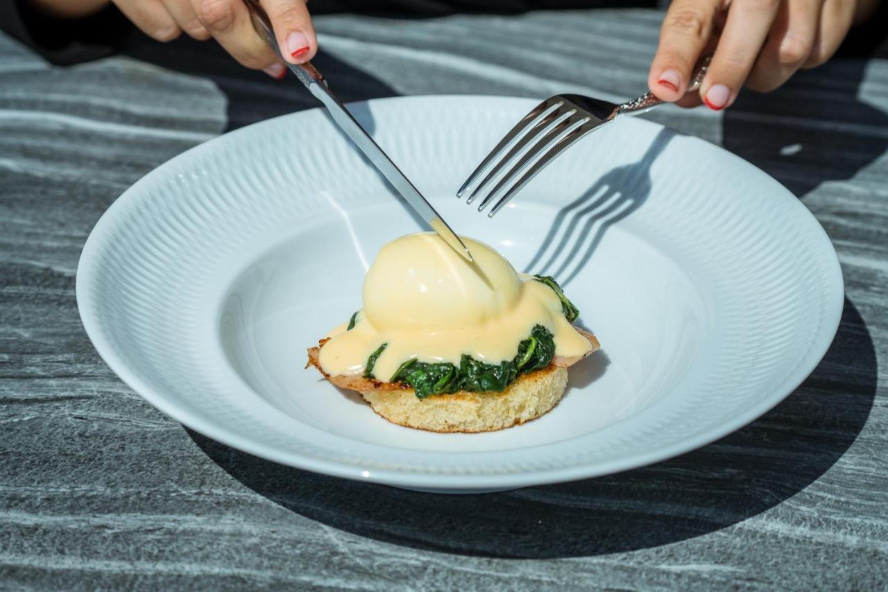 เอล ยอเรนซ์ ปาร์ก เดลา มาร์ Hotel ปัลมาเดมายอร์กา ภายนอก รูปภาพ A poached egg being cut with a knife and fork