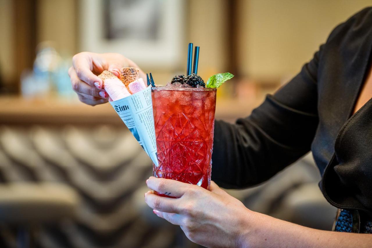 เอล ยอเรนซ์ ปาร์ก เดลา มาร์ Hotel ปัลมาเดมายอร์กา ภายนอก รูปภาพ A cocktail being served